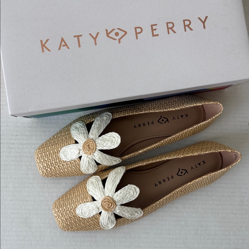Katy Perry, The Evie Daisy Flat